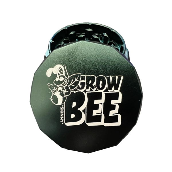 NV Grinder Magnetic Pyramid Grinder 4-Piece Ø 63 mm Growbee x Skinnywillswissen Edition Dunkelgrün